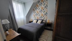 Photo de la galerie de l'établissement Maison de ville avec garage, à Beaugency