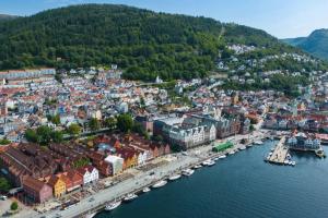 an aerial view of a town next to the water at Fin og super sentral leilighet in Bergen