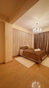 een slaapkamer met een bed en een kroonluchter bij Luxury Villa Prada in Skriperón