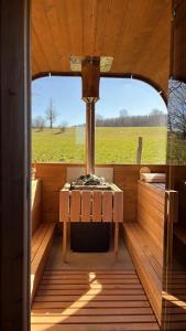una vista interior de una sauna con ventana en "Un matin au jardin", en Francorchamps