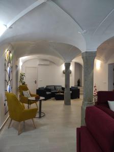 sala de estar con sofás, mesa y sillas en CASA RURAL ELENYR, en Calera de León