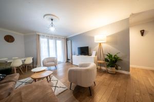 un salon avec un canapé et une table dans l'établissement Le Bord de Seine 5min à pieds Gare Parking Privé Gratuit, à Rueil-Malmaison