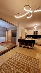 een woonkamer met een piano en een tapijt bij Luxury Villa Prada in Skriperón