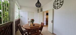 Pamandzi的住宿－Le Madina，一间带木桌和椅子的用餐室