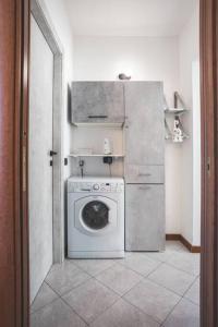 利索內的住宿－La Corte Apartment [Monza - Milano] + free Wi-Fi，洗衣房内提供洗衣机