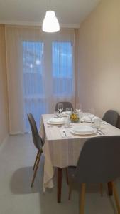 een eetkamer met een tafel en stoelen en een raam bij Slivnitsa 105 in Varna