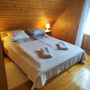 um quarto com uma cama com duas toalhas em Domki BLANKA Jastarnia em Jastarnia