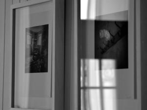 einen Spiegel in einem Zimmer mit zwei Bildern an der Wand in der Unterkunft The Courie Inn in Killin