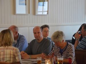 een groep mensen die aan een tafel zitten bij The Courie Inn in Killin