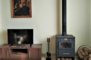 TV a/nebo společenská místnost v ubytování Deppy's House κοντά στα λουτρά Πόζαρ