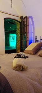 Säng eller sängar i ett rum på chambre love romantique avec spa privée