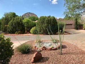 einen Garten mit Pflanzen und Steinen in einer Auffahrt in der Unterkunft Mountain View Apartment, Residential Area, Private Entrance in Sedona