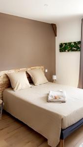 1 dormitorio con 1 cama grande con sábanas blancas en La grange du Contourés en Castanet
