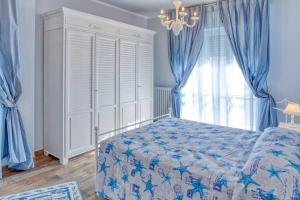 Кровать или кровати в номере Diano Marina Holidays