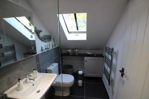 Koupelna v ubytování Cowslip Barn Annexe