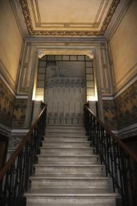 un escalier dans un bâtiment avec plafond dans l'établissement Belle Epoque, à Faenza