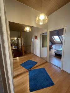 uma sala de estar com dois tapetes azuis no chão em House em Budapeste