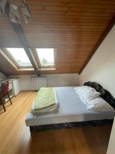 1 dormitorio con 1 cama en el ático en House, en Budapest
