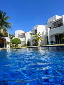 una gran piscina frente a un edificio en Villa Vaoli, en Playa del Carmen