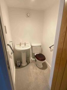 łazienka z toaletą i umywalką w obiekcie Langway w mieście Gatebeck
