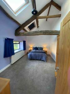 sypialnia z łóżkiem w pokoju z sufitem w obiekcie Langway w mieście Gatebeck