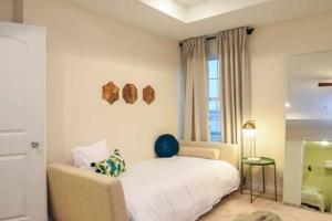 1 dormitorio con 1 cama, 1 silla y 1 ventana en The Venice Oasis - 4BR-3BA 16 Guests en Atlantic City
