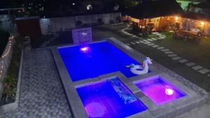 LS Resthouse - Loft studio with pool and garden access内部或周边的泳池