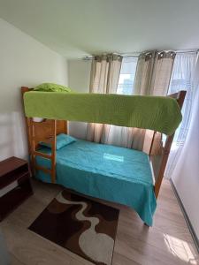 1 dormitorio con 1 litera en una habitación en Acogedor departamento arica, en Arica