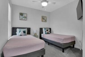 2 camas en una habitación con 2 camas sidx sidx sidx en Bartram Dream House I - Bartram Beach Retreat en Atlantic City