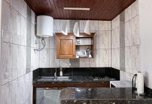 - une cuisine avec un évier et un comptoir dans l'établissement Double twins Hotel & appartement, à Yaoundé