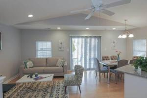 大西洋城的住宿－Bartram Dream House II - Bartram Beach Retreat，客厅配有沙发和桌子
