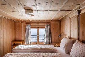1 Schlafzimmer mit 2 Betten und einem Fenster in der Unterkunft Ferienhaus Erath in Damüls