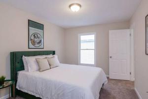 Un dormitorio con una gran cama blanca y una ventana en Board Game Bungalow - Quiet Neighborhood in AC! en Atlantic City