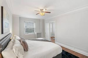 En eller flere senger på et rom på Chic & Inviting 2BR Apartment in Chicago - Bstone 605