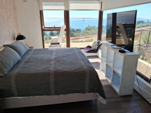 una camera con un letto e una grande finestra di VILLA THE SUN a Concepción