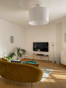 een woonkamer met een bank en een flatscreen-tv bij Appartamento in centro storico ad uso esclusivo self check-in H24 in Foligno