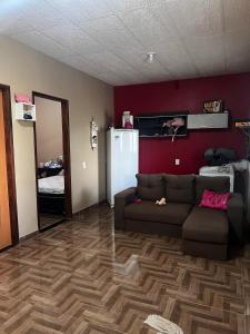 ein Wohnzimmer mit einem Sofa und einem Kühlschrank in der Unterkunft Residência Shalom in Presidente Figueiredo