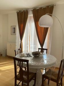 een eetkamer met een tafel en stoelen en een raam bij Appartamento in centro storico ad uso esclusivo self check-in H24 in Foligno