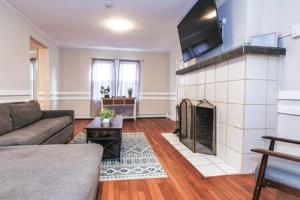 sala de estar con sofá y chimenea en Luxe Bartram Beach Retreat 4BD - 3BA, en Atlantic City