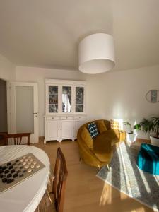 een woonkamer met een bank en een tafel bij Appartamento in centro storico ad uso esclusivo self check-in H24 in Foligno