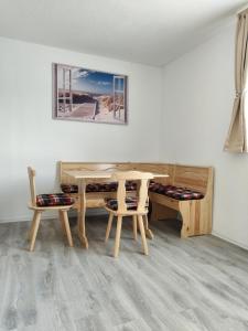 comedor con mesa y 2 sillas en Umzug, en Sindelfingen