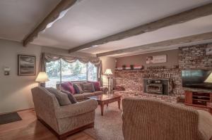 a living room with a couch and a tv at Arnold Schwartzencabin in Arnold
