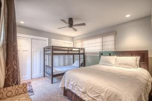 a bedroom with a bed and a ceiling fan at Arnold Schwartzencabin in Arnold