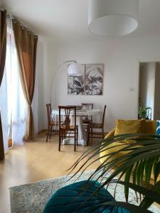 een woonkamer met een tafel en een eetkamer bij Appartamento in centro storico ad uso esclusivo self check-in H24 in Foligno