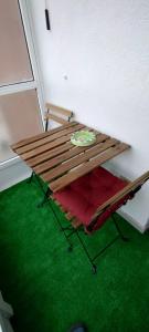 フォスにあるApartamento en Foz Entreplayasの緑のカーペット敷きの部屋のピクニックテーブル