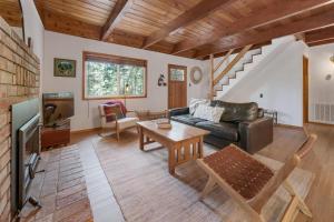 una sala de estar con un sofá y una mesa en Lakemont Love, en Arnold