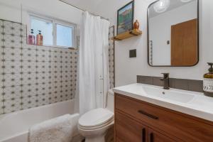 Un baño con lavabo, inodoro y espejo. en Lakemont Love, en Arnold 21 fotos más