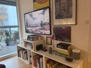 una sala de estar con una estantería llena de libros en Central family home in award-winning architecture en Copenhague