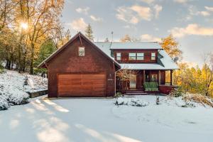 マーフィにあるMurph Lodgeの雪中の木造ガレージ付き家