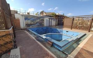 una gran piscina en la parte superior de una casa en Manksha, en Alejandría